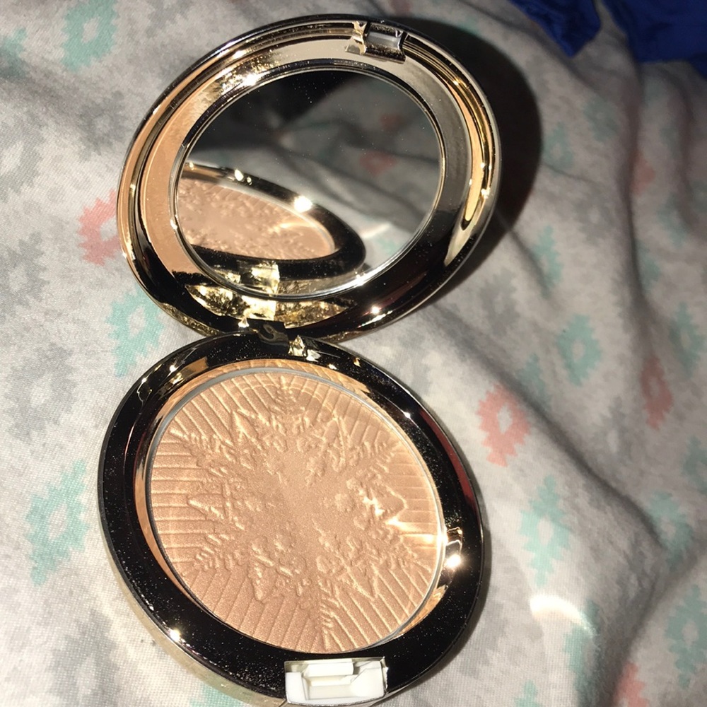MAC limited edition highlighter